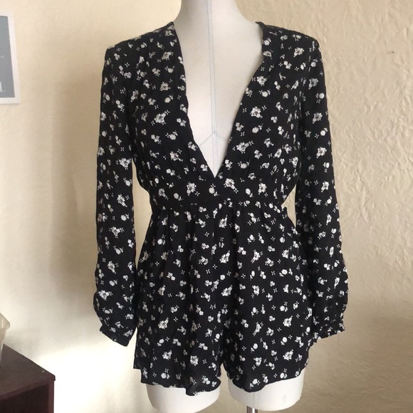 Urban Outfitters Ecote Black White Floral Long Sleeve Shorts Romper XS - Picture 5 of 12